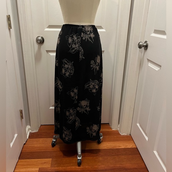Dana Buchman 100% silk skirt- black floral - Picture 3 of 3